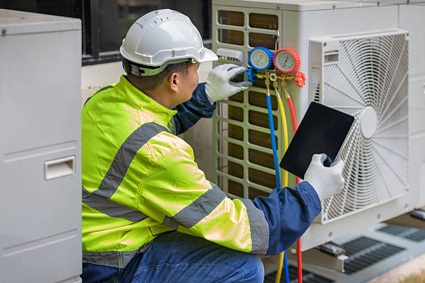 Professional Hvac technician working in Lakeland, FL